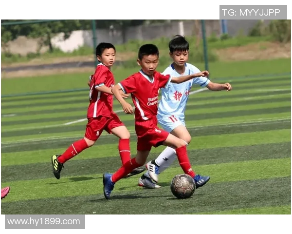 港菁足球队与南区足球会激战正酣谁将赢得这场精彩对决的胜利